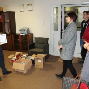 Elektryk obdarowuje szpital