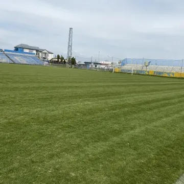 Na boiskach w Radomsku trwa pielęgnacja murawy