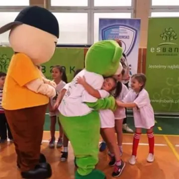 Maluchy grały w piłkę