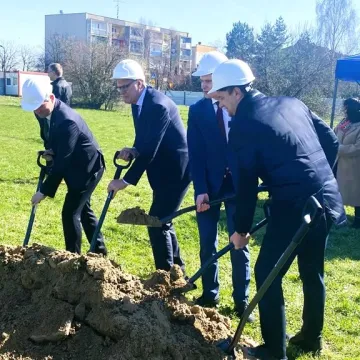 Wbito symboliczną łopatę. W Radomsku ruszyła budowa bloków SIM