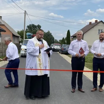 W Sudzinku otwarto nową drogę. Wstęgę przecinał m.in. wicemarszałek Sejmu RP