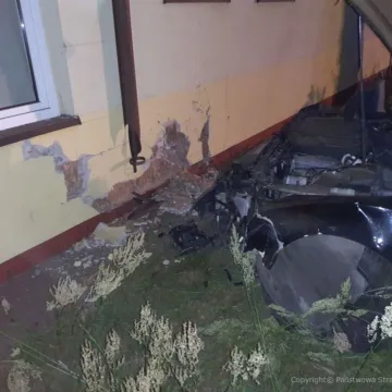 Kierowca audi wbił się w świetlicę wiejską