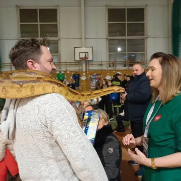 WOŚP 2023: W Gomunicach kwestuje m.in. wąż oraz legwan Stefan