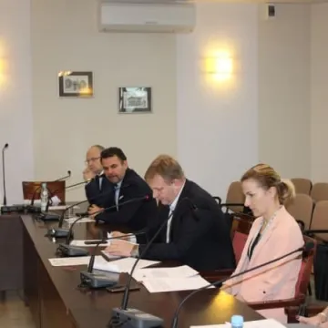 Bezrobocie w dół oraz spadek osób aktywnych zawodowo