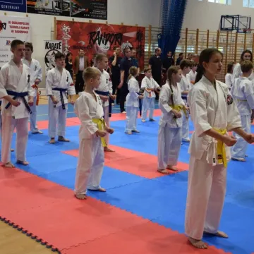 Karatecy na tatami na turnieju w Radomsku