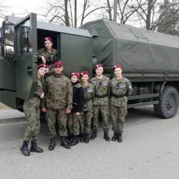 Uczniowie „Drzewniaka” z wizytą w jednostce wojskowej 