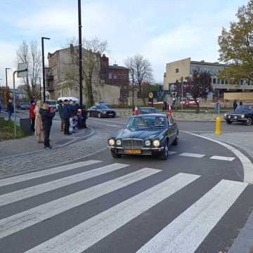 Zlot i parada zabytkowych samochodów w Święto Niepodległości w Radomsku