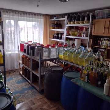 Funkcjonariusze KAS i KPP w Radomsku zlikwidowali nielegalną produkcję alkoholu