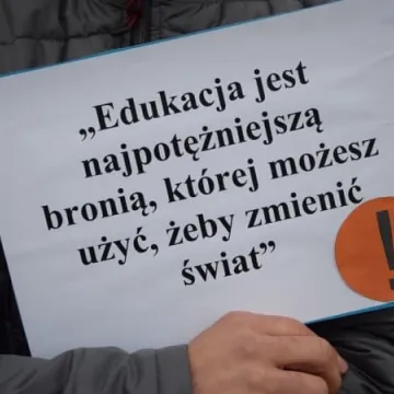 Wiec poparcia dla strajkujących nauczycieli w Radomsku