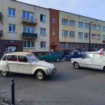 Zlot i parada zabytkowych samochodów w Święto Niepodległości w Radomsku