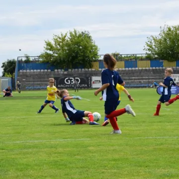 Mali piłkarze na dużej murawie