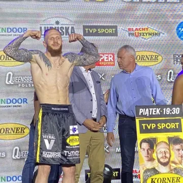 Ceremonia ważenia zawodników przed galą Korner Radomsko Boxing Night