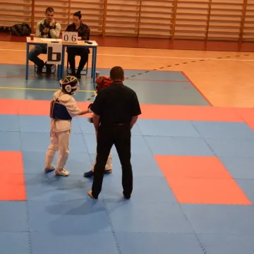 Karatecy na tatami na turnieju w Radomsku