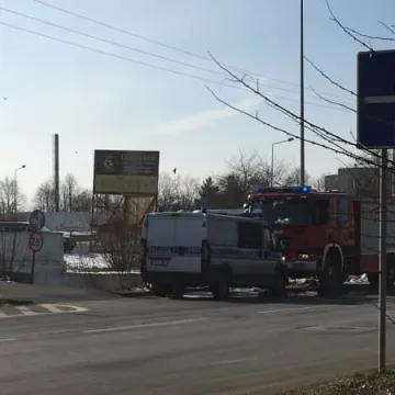 Rozpalili ognisko w opuszczonym parkingu