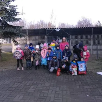 Dzieci pomagają zwierzętom