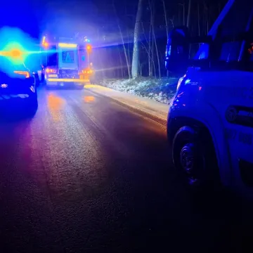 Kolizja w Mariance. BMW wpadło w poślizg i uderzyło w Dodge’a