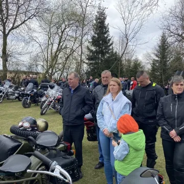 Tłumy motocyklistów i mieszkańców w Strzałkowie. Kolejna Moto Święconka za nami