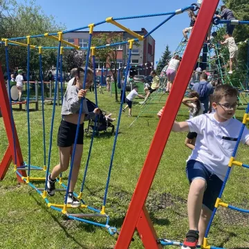 Plac zabaw przy PSP nr 7 oficjalnie otwarty