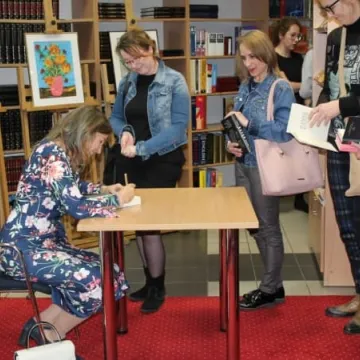 Spotkanie z laureatką nagrody NIKE - Joanną Bator w bibliotece w Radomsku