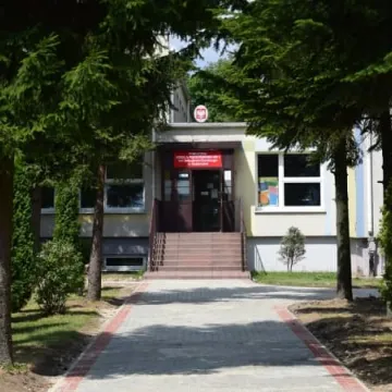 Nowe chodniki przy PSP nr 1 w Radomsku