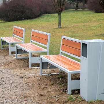Nowe ławki i kosze w Parku Solidarności