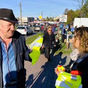 Dla poprawy bezpieczeństwa. Elementy odblaskowe od radomszczańskiej policji i Urzędu Miasta