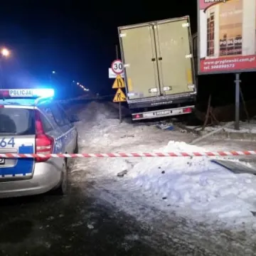 W Kamieńsku TIR wjechał w dom