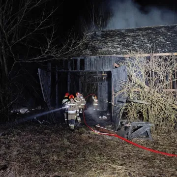 W Szczepocicach Rządowych ogień strawił drewnianą stodołę