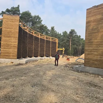 Postęp prac przy budowie tężni solankowych i ścieżek na Wrzoskach w Kamieńsku