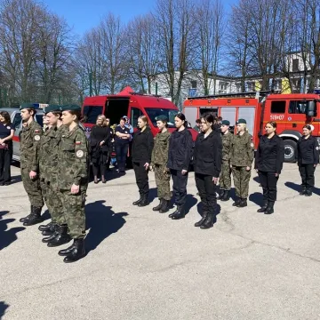 Foto budka, pokazy, poznawanie szkoły. Dzień  Otwarty w ZSP w Kamieńsku