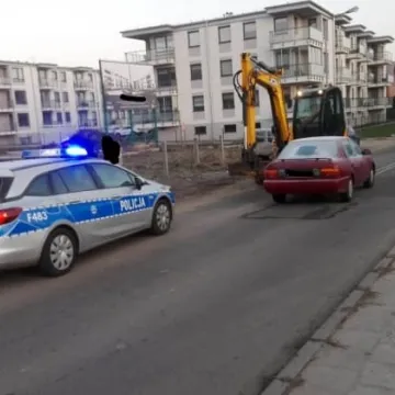 Wjechał autem osobowym w koparkę