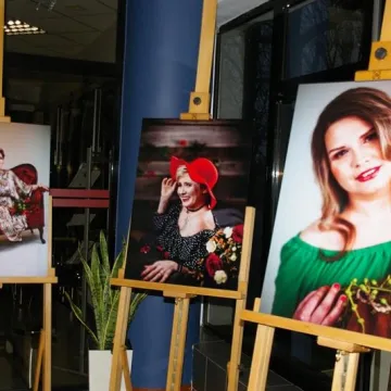 Wygrały z nowotworem. Teraz pozują do zdjęć, by dać siłę chorym kobietom