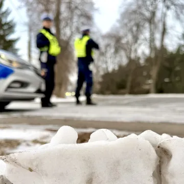 Zima nie wybacza błędów. Policja sprawdza prędkość i stan pojazdów