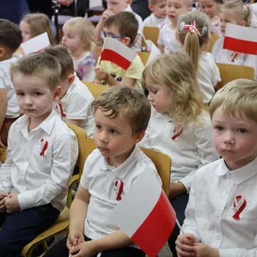 Na nowym maszcie PP4 w Radomsku powiewa już biało-czerwona flaga