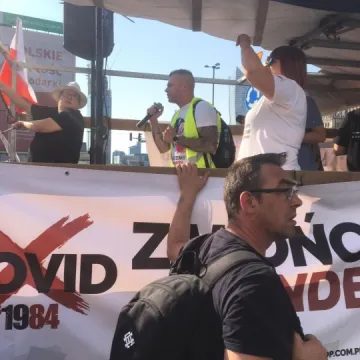 Radomszczanie na marszu „Zakończyć plandemię! Dość kłamstw!”