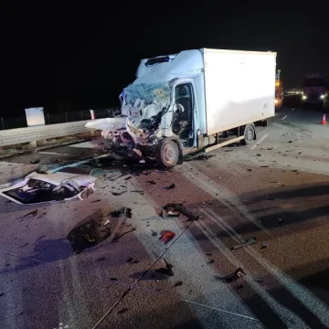 Bus uderzył w ciężarówkę. Jedna osoba trafiła do szpitala