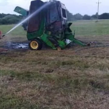 Pożar prasy rolniczej do balowania słomy