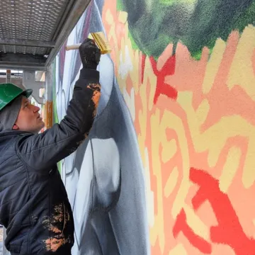 U naszych sąsiadów: Ewa i jabłko na muralu w Bełchatowie