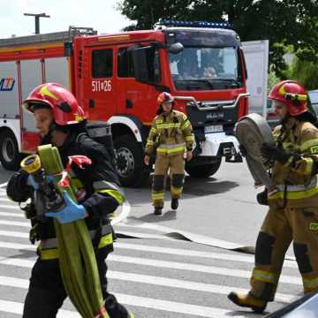 Próbna ewakuacja i ćwiczenia strażaków w radomszczańskim starostwie