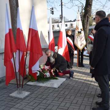 Pamięć o powstańcach styczniowych. Kwiaty złożone pod Krzyżem Powstańczym w Radomsku