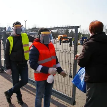 Miejskie targowisko otwarte. Policja pilnuje bezpieczeństwa sanitarnego
