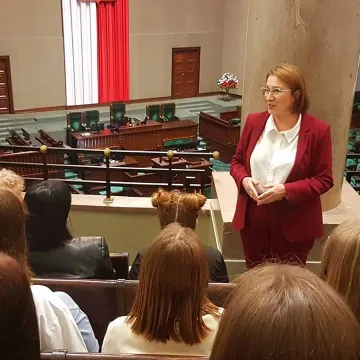 Anna Milczanowska oprowadzała młodzież po Sejmie