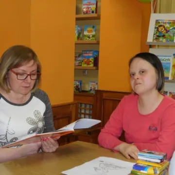 Popołudniowe czytanie w bibliotece