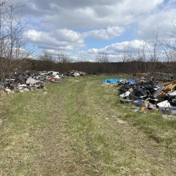 Gm. Gomunice: składowisko odpadów „wyrosło” nieopodal lasu