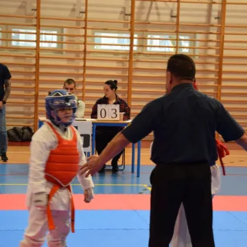 Karatecy na tatami na turnieju w Radomsku