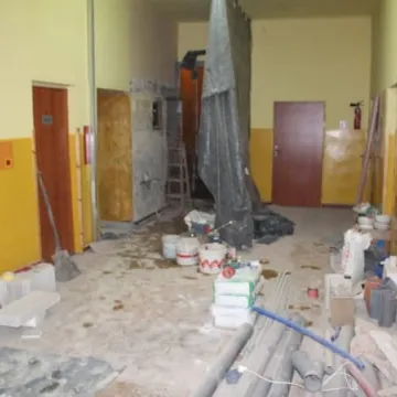  Pomimo wakacji w szkołach praca wre