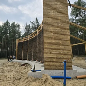 Postęp prac przy budowie tężni solankowych i ścieżek na Wrzoskach w Kamieńsku