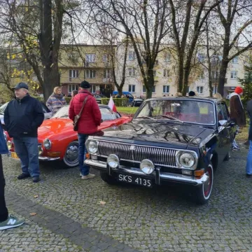 Zlot i parada zabytkowych samochodów w Święto Niepodległości w Radomsku