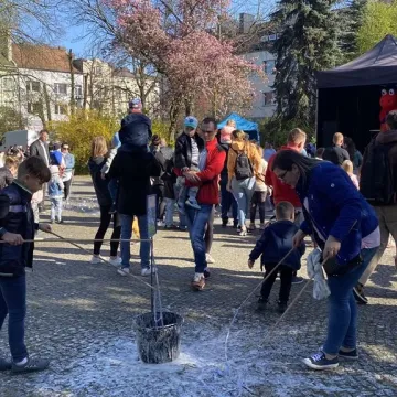 Kolory i bańki mydlane w centrum Radomska