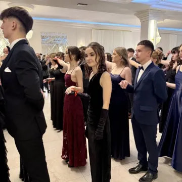 Odliczanie do matury rozpoczęło się eleganckim balem w LO Przedborzu